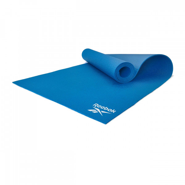 Eine blaue, halb zusammengerollte Yogamatte von Reebok